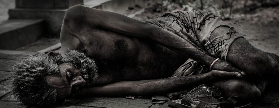 배고픔에 쓰러져 있는 사람