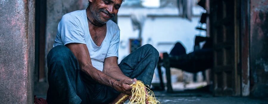즐겁게 허수아비 만들고 계신 아저씨