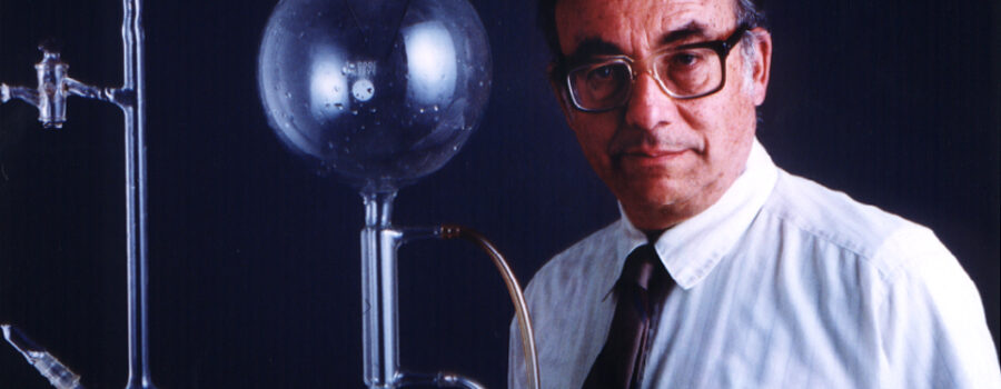 최초 생명이 스스로 발생했다고 주장한 스탠리 밀러